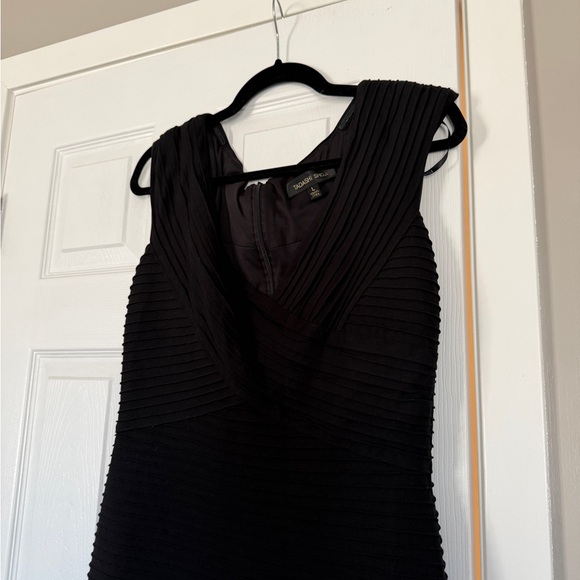 Tadashi Shoji Annika Pintuck V-Neck Black Maxi Gown Dress Formal Event - Picture 8 of 10